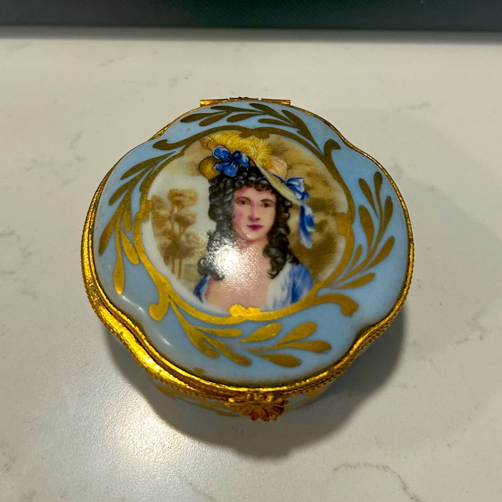 Limoges Lady with Hat trinket box